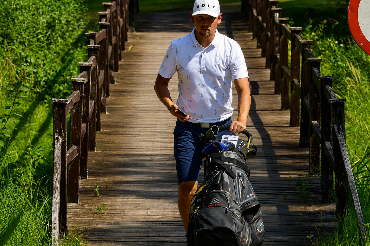 Golfeur traversant la passerelle en bois de Binowo Park