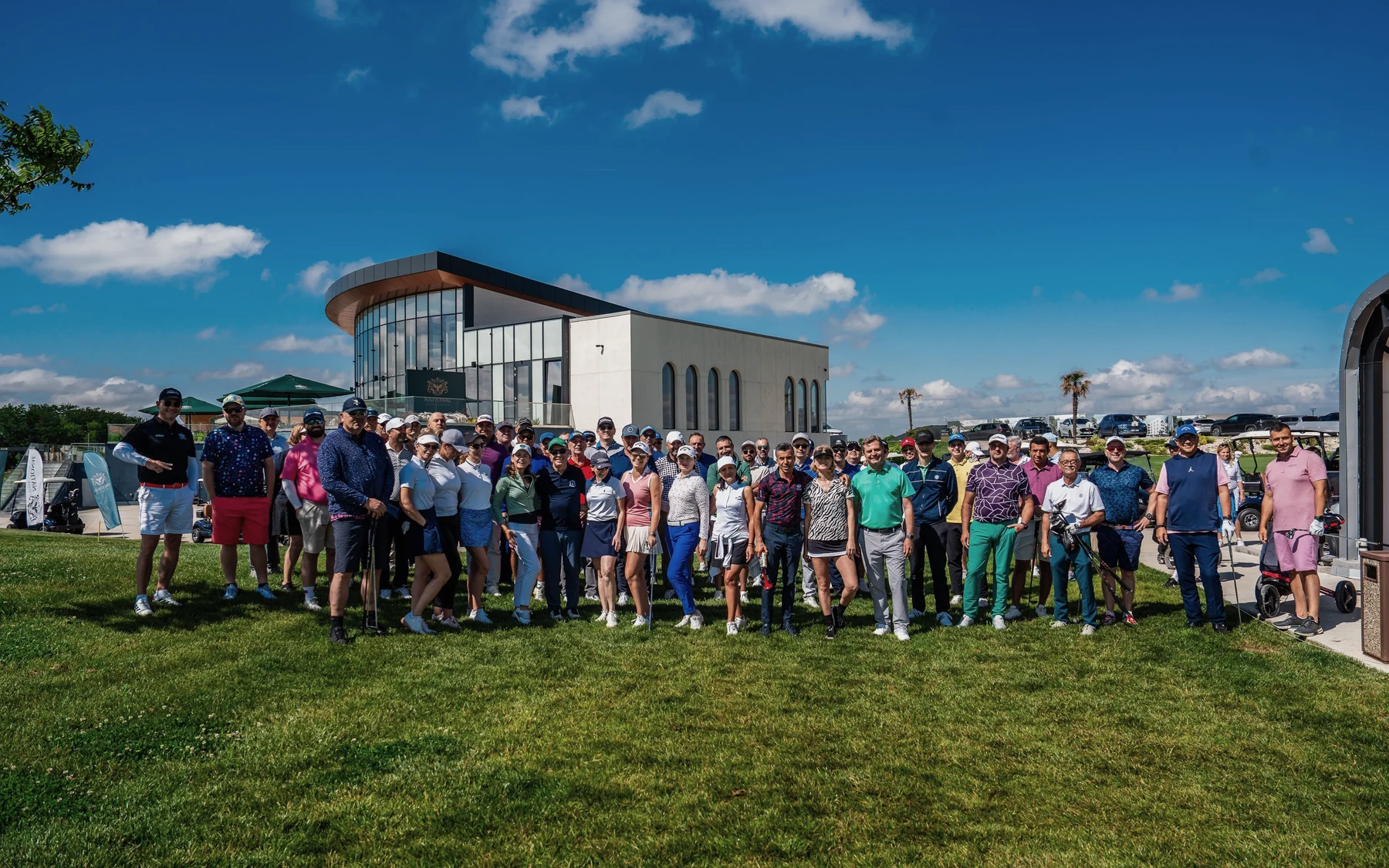 La communauté EWNS réunie devant un clubhouse