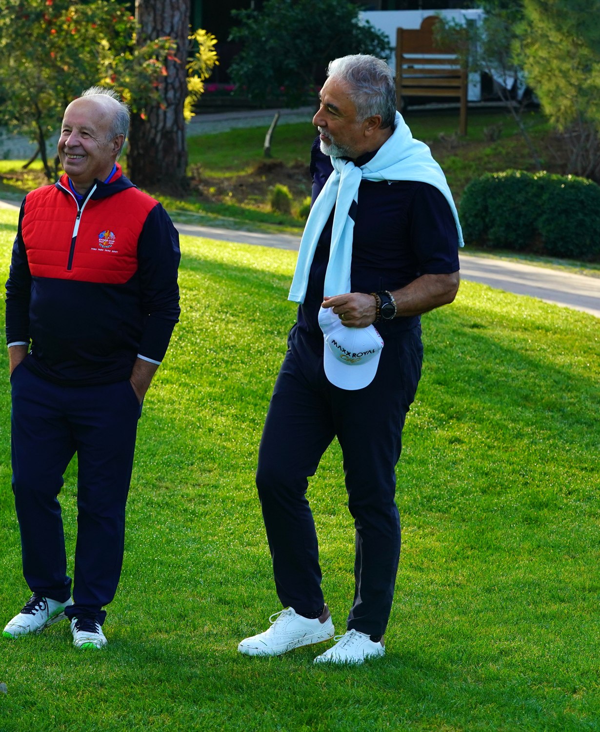 Eugen Mesares et Cahit Şahin échangeant sur un parcours de golf