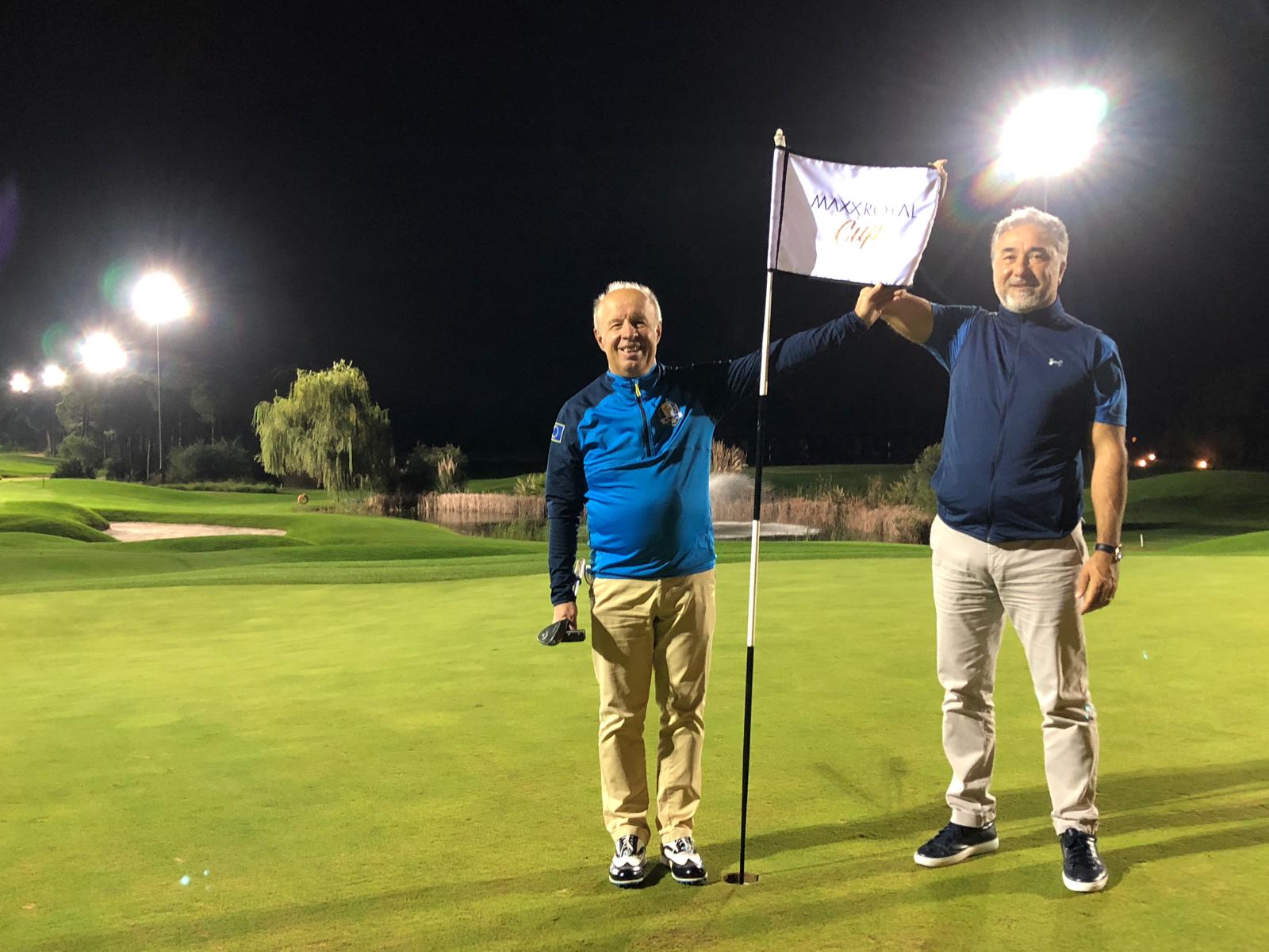 Eugen Mesares et Cahit Şahin sur un green éclairé