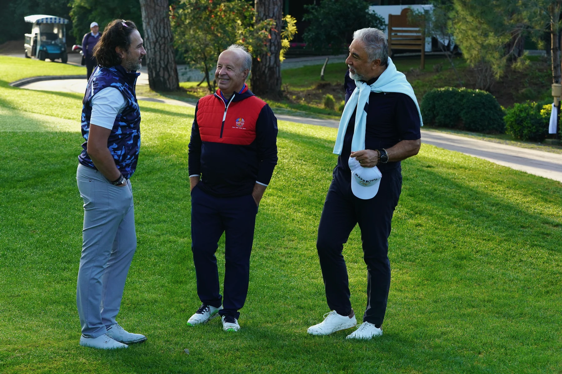 Invités échangeant pendant un événement de golf