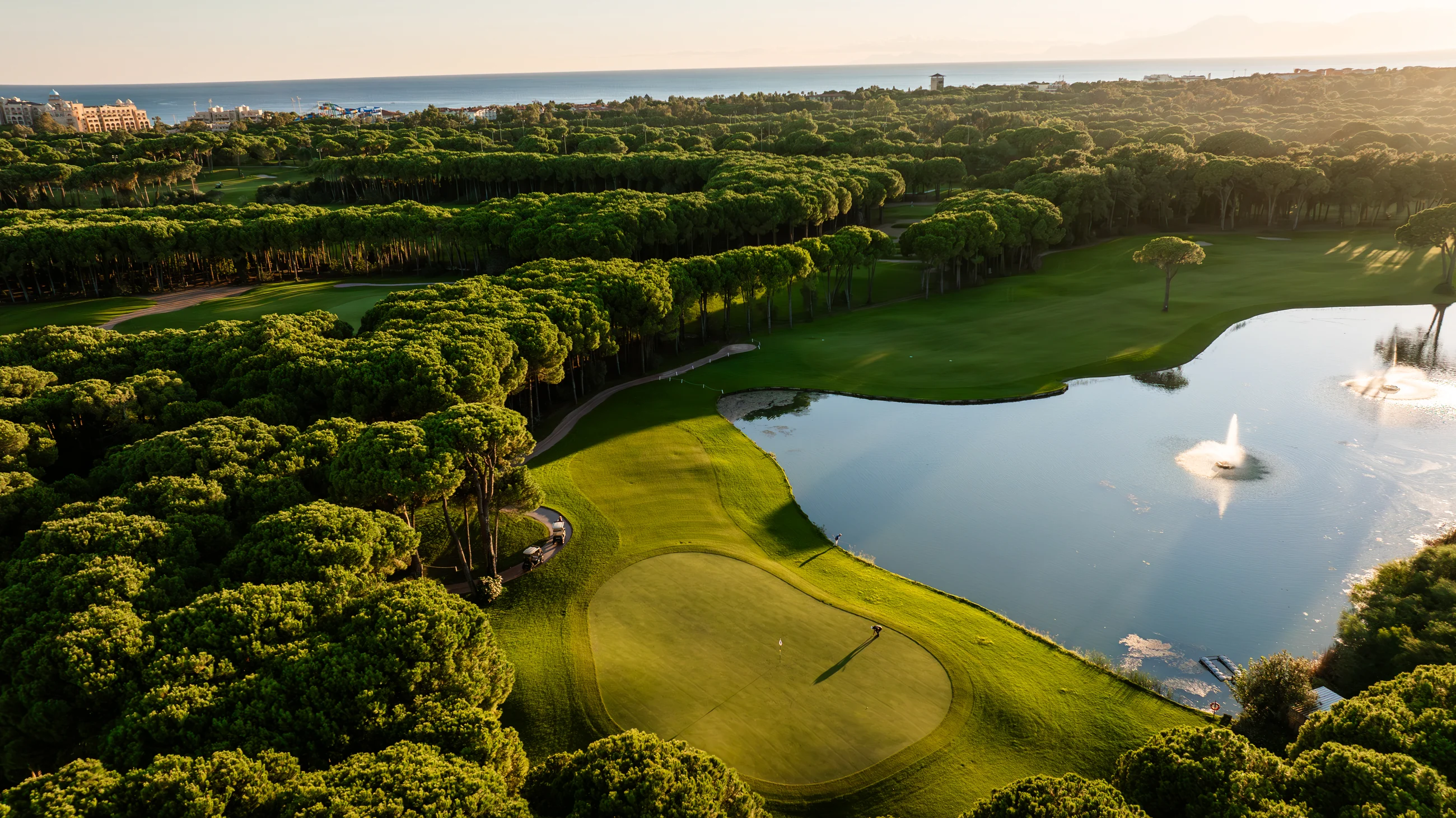Parcours de golf à l’heure dorée