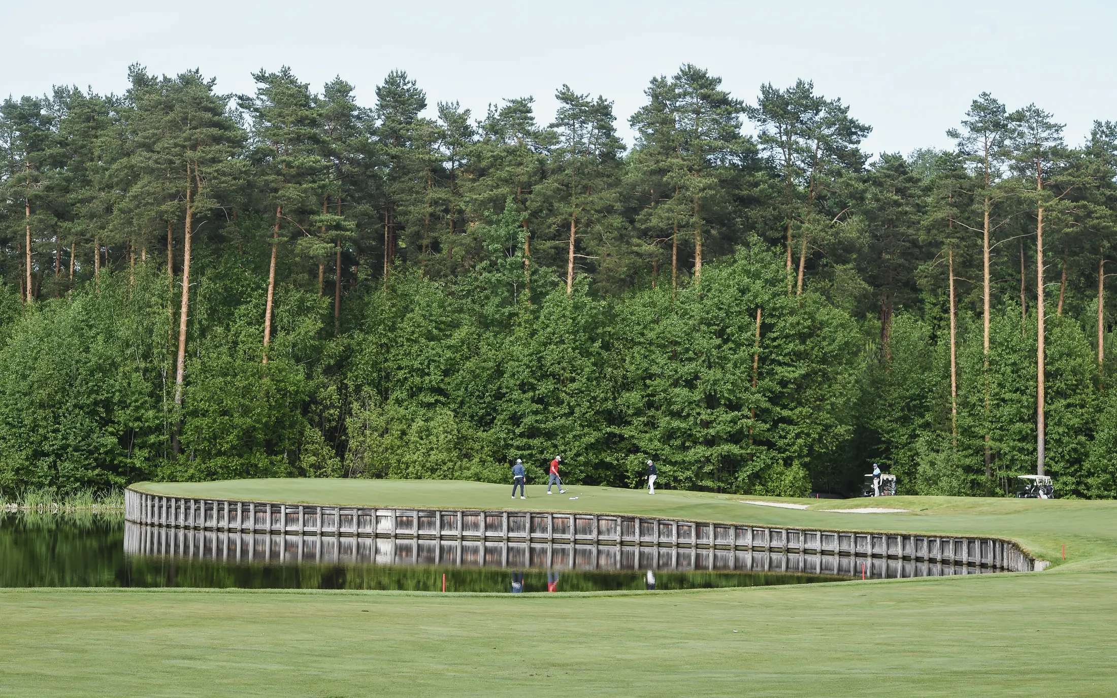 Parcours de golf à l’heure dorée